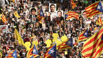 Muchos llevaron fotografías de los líderes catalanes encarcelados (REUTERS/Albert Gea)