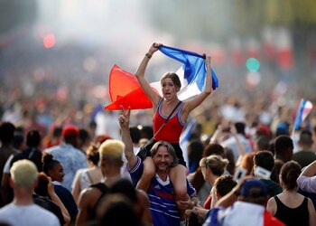 Los festejos del domingo en los Campos Elíseos fue escenario de abusos sexuales contra centenares de mujeres (AP Photo/Francois Mori)