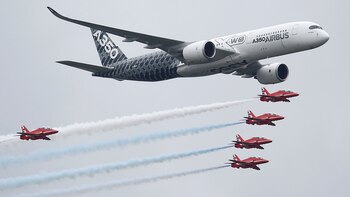 Un Aibus A350 escoltado por