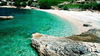 Con arenas blancas y aguas