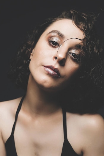 Profesión: CantanteIG: @merygranados