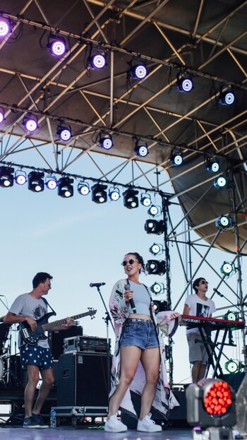 La rompe en las redes, tiene mas 170 mil seguidores a los que les comparte su música a través de las publicaciones.