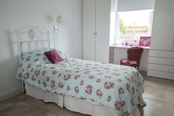 El dormitorio infantil despejado con