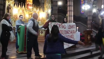 La protesta en el altar