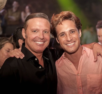 Luis Miguel y Boneta sonrientes.
