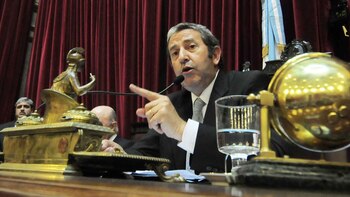 Julio Cobos habla durante una