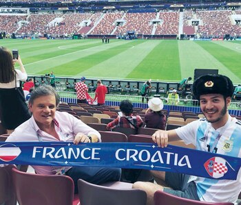 Enrique y Agustín se conocieron hace siete años, cuando Débora le presentó a sus hijos al periodista.Aquí, en Luzhniki, Moscú, durante la final del Mundial.