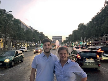 Quique Sacco y Agustin Funes, hijo de Débora Pérez Volpin comenzaron el tour por París. Aquí, en Champs Elysées.