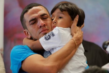 Javier, de Honduras, abraza su