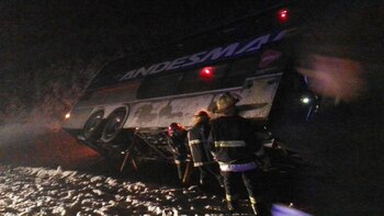 Un micro volcó sobre la ruta 26 en la provincia de Chubut.