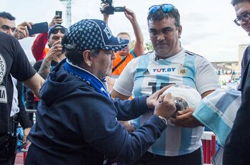 Maradona junto a su imitador,
