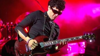 Pity tocando con Viejas Locas,