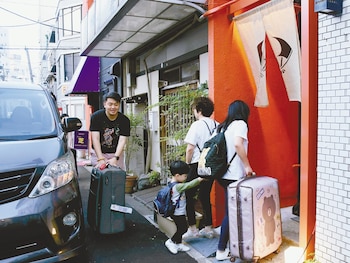 Viajeros de Hong Kong llegando