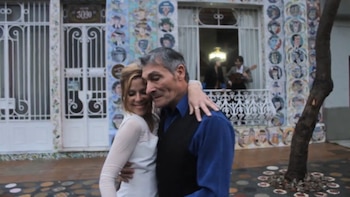 Regina Satz bailando frente a