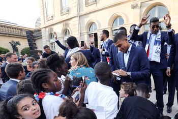 Kylian Mbappe firmando autógrafos durante