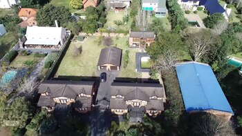 Erigida en un terreno de