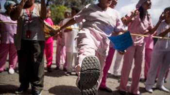Una trabajadora del hospital “José Gregorio Hernández” muestra su calzado roto durante una manifestación para exigir mejoras laborales (EFE)