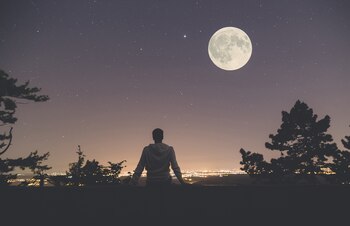 “Un buen amigo no aconseja;