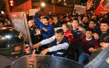 Manifestantes se enfrentan a la