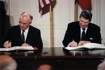 Mikhail Gorbachov y Ronald Reagan