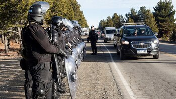 Efectivos de Infantería apostados sobre la vera de la ruta para evitar cualquier tipo de incidente (fotos: Eugenia Neme)