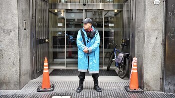 Un policía porteño apostado frente