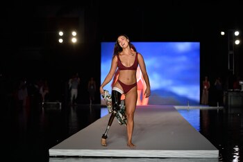 Brenna Huckaby, la modelo con prótesis en una pierna, participó del desfile más inclusivo del Swim Week. Desfiló para la marca Sports Illustrated (Fotos: Paraiso Fashion Fair)