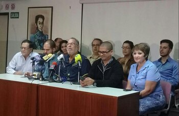 Víctor Márquez, presidente de la Asociación de Profesores de la Universidad Central de Venezuela, encabezó la conferencia