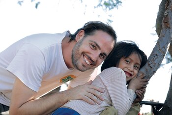 Diego Bustamante con una niña