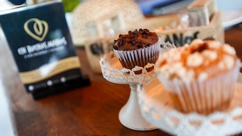 El bar, atendido por personas