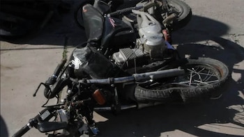 La moto donde viajaban las dos víctimas mortales del accidente
