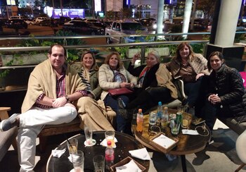 La diputada nacional bailó con sus amigas en un restaurante local