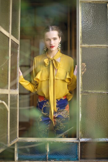 Camisa de seda con volado