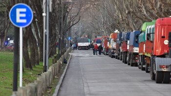 La fila de camiones estacionados