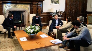 El Presidente recibió a los padres y los hermanos del joven en su despacho