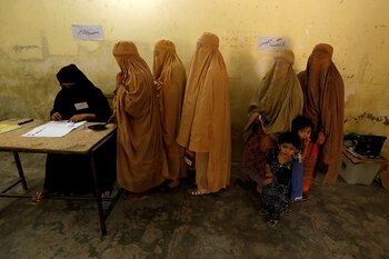 Mujeres votan en Peshawar, Pakistan (REUTERS/Fayaz