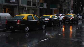 20 taxistas detuvieron e intentaron