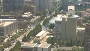 Una columna de humo se