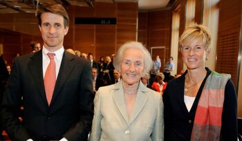 Johanna Quandt (centro), junto a