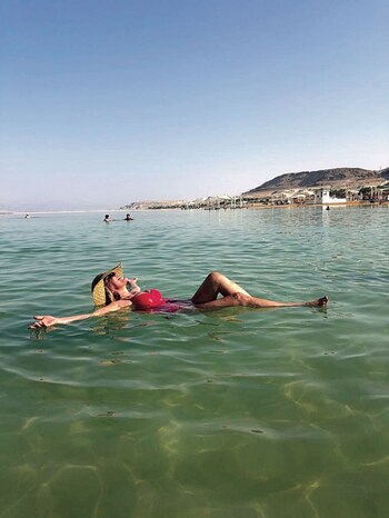 Flotando en el Mar Muerto,