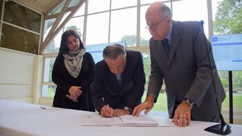 Eduardo Eurnekian firma los contratos