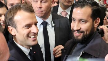 Emmanuel Macron, escoltado por Alexandre