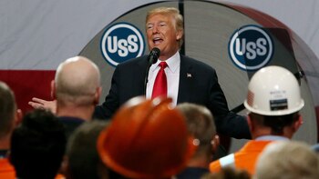 Donald Trump pronuncia un discurso en una fábrica de Illinois (AP)