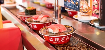 Los platitos en la cinta