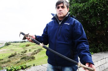 Cristian con la espada que le