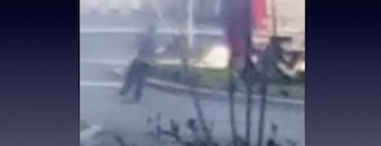 Momento del video de seguridad en que se ve al empleado después de recibir el disparo en la pierna.