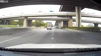 El hombre estaba parado frente a su auto, cuando lo atropellaron
