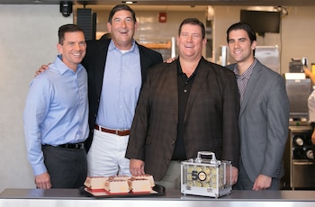 Mike (de saco azul) y