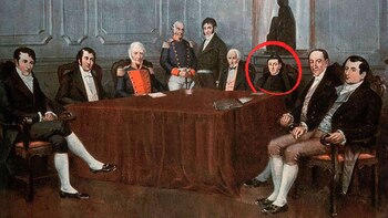 “El sacerdote que está sentado junto a los integrantes de la Primera Junta se acreditó con nombre falso. En realidad se trata de Saturnino Illescas, disfrazado para la ocasión, quien les hizo firmar todos los papeles al revés y generó la primera crisis de gobierno”.