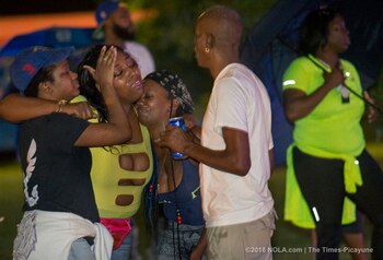 Familiares de una de las víctimas en la escena del crimen.